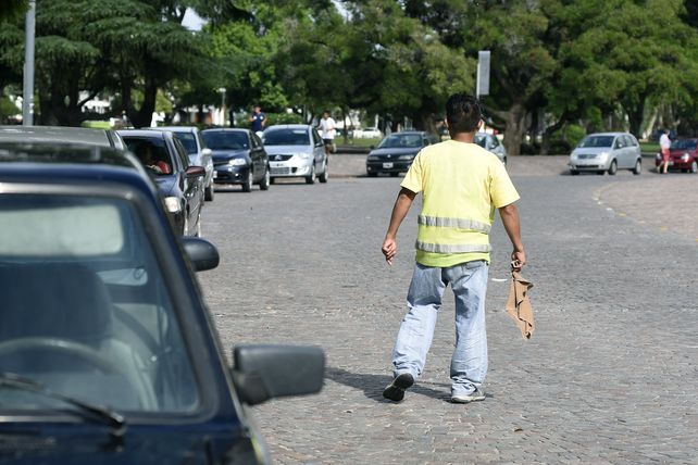 Avenida Belgrano. Los cuidacoches se ubican en varios parques de la ciudad.&nbsp;