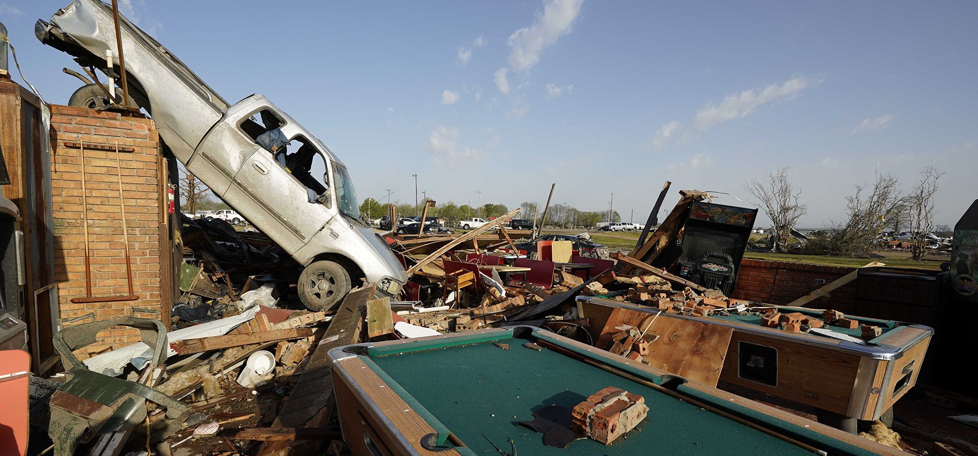 Una camioneta quedo parada sobre la pared de un restaurante en Chuck