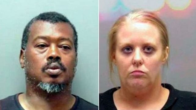 La niña vive con su madre