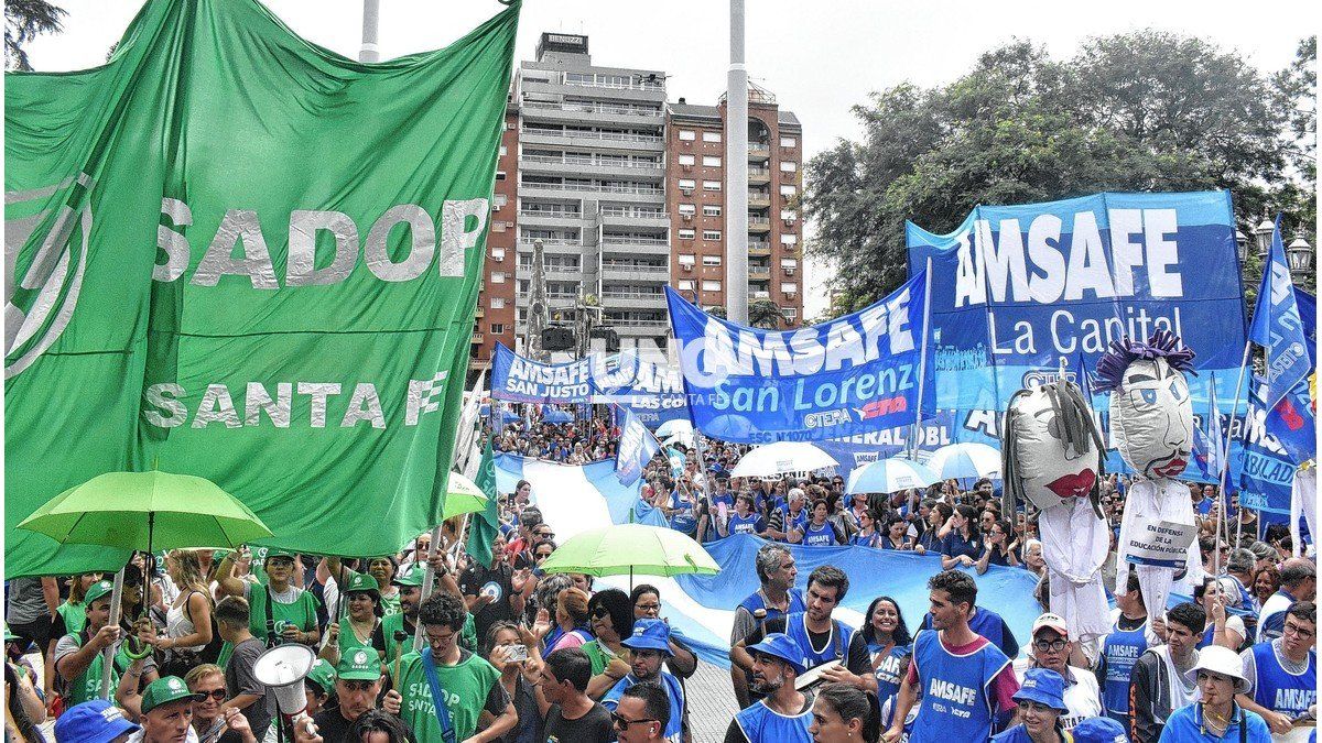 Los docentes retoman el paro en Santa Fe mientras estatales definen si ...
