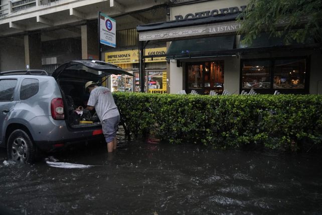 Diluvio en Rosario: llegó la tormenta con fuertes ráfagas y calles anegadas