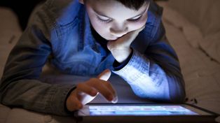 La encuesta de Minilab reveló que niñas y niños están en promedio cinco horas diarias en redes y juegos on line.