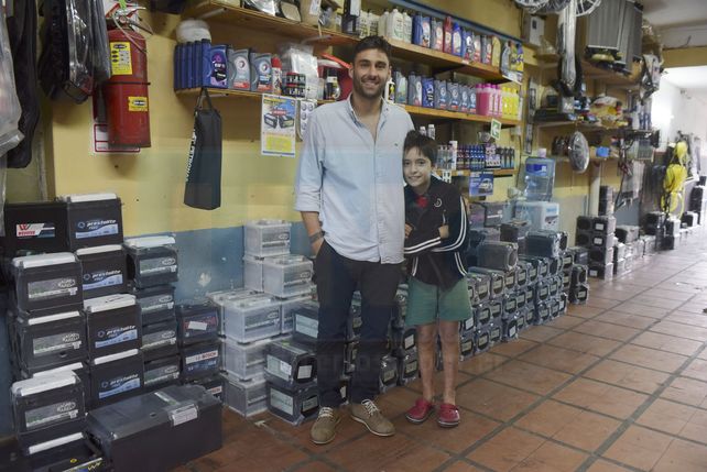 Manos a la obra. Román contó a UNO que tomó la rienda del negocio luego de la muerte de su papá José.