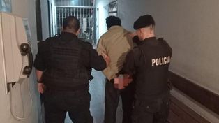 Vecinos y un cuidacoche detuvieron a un motochorro en barrio Constituyentes