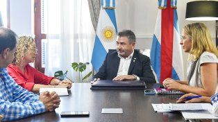 La intendenta de Victoria, Isa Castagnino; la presidenta del bloque de diputados justicialistas, Laura Stratta; y el senador provincial Víctor Sanzberro se reunieron con el ministro de Seguridad y Justicia de Entre Ríos, Néstor Roncaglia.
