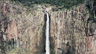 Australiano sobrevive a ca&iacute;da de 268 metros al fallar su paraca&iacute;das
