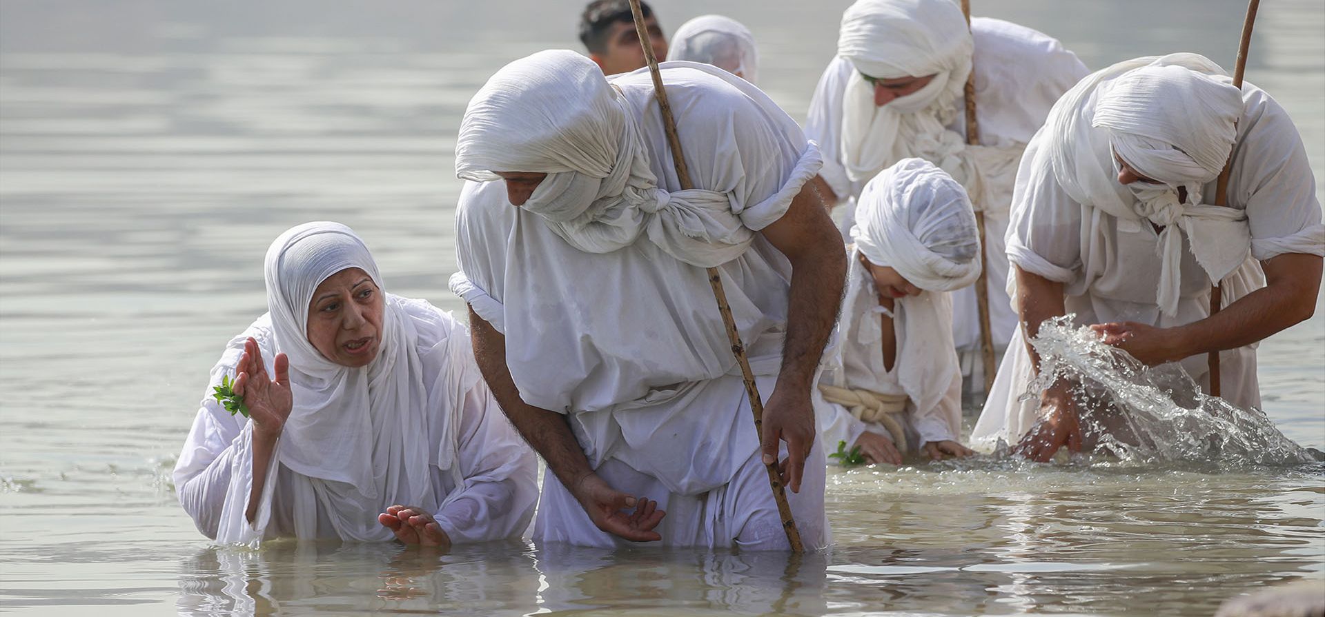 Seguidores de la antigua comunidad sabeana mandaeana participan en un ritual durante la celebración del Día de la Prosperidad en el río Tigris, en el centro de Bagdad, Irak, el martes 1 de noviembre de 2022. El mandaísmo sigue las enseñanzas de Juan el Bautista, un santo tanto en el cristianismo e islámicas, y sus ritos giran en torno al agua y la prosperidad. 