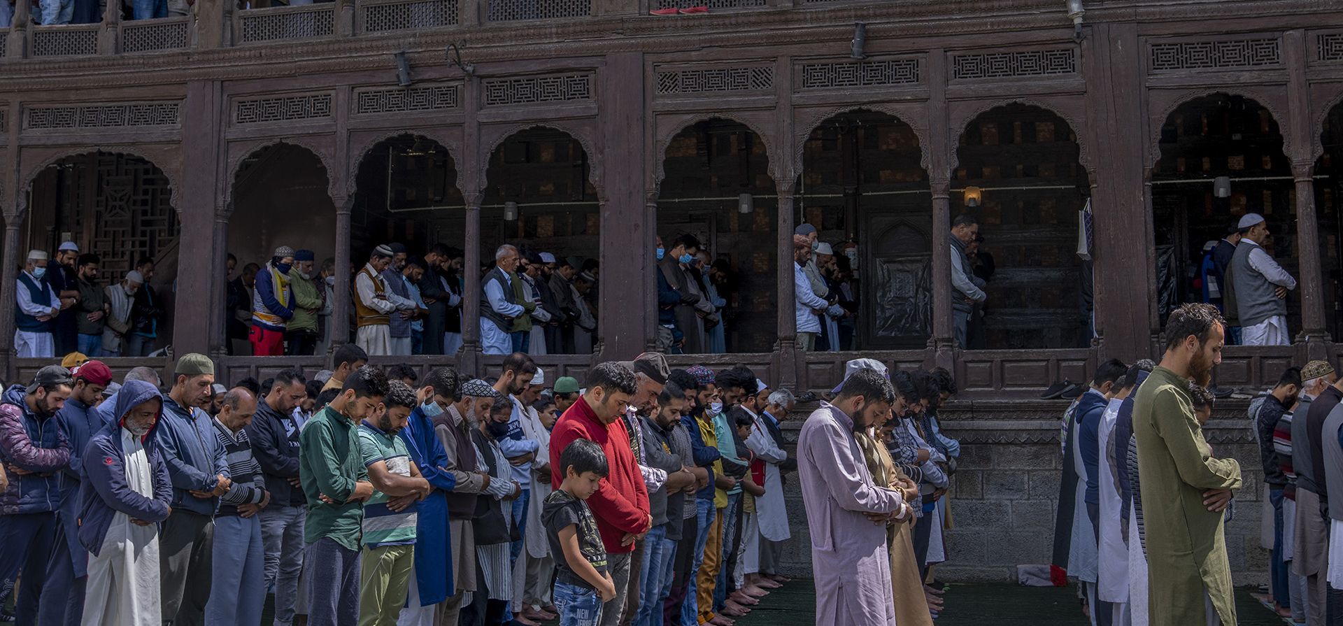 Musulmanes de Cachemira ofrecen oraciones frente a la mezquita Shah-e-Hamdan, una de las mezquitas más antiguas de Cachemira, en Jumat-ul-Vida, el último viernes de Ramadán, en Srinagar, Cachemira india, el viernes 29 de abril de 2022.