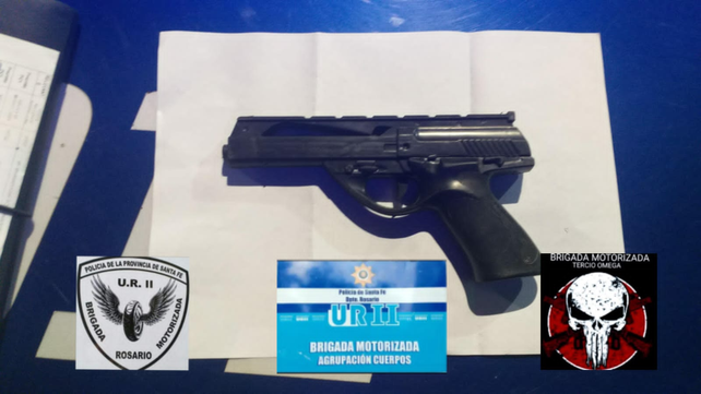 El arma de juguete con la que un chico asaltó a una colectivera en el centro.&nbsp;