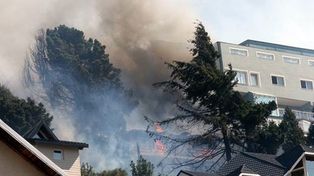 Se desató un feroz incendio en pleno centro de Bariloche, cerca del Centro Cívico