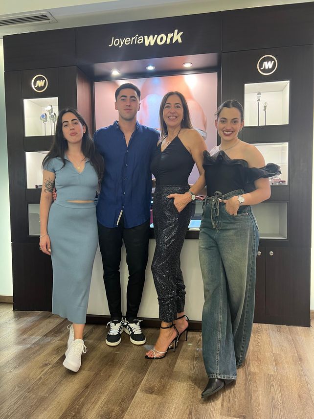 Dana, Matías y Lara Guerrero junto a su mamá, Mariel, en el centro.