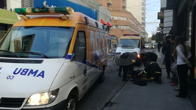 Un auto chocó a un peatón en pleno centro