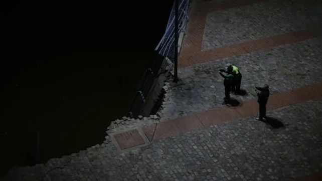 VIDEO: En Rosario se derrumbó parte de la costanera