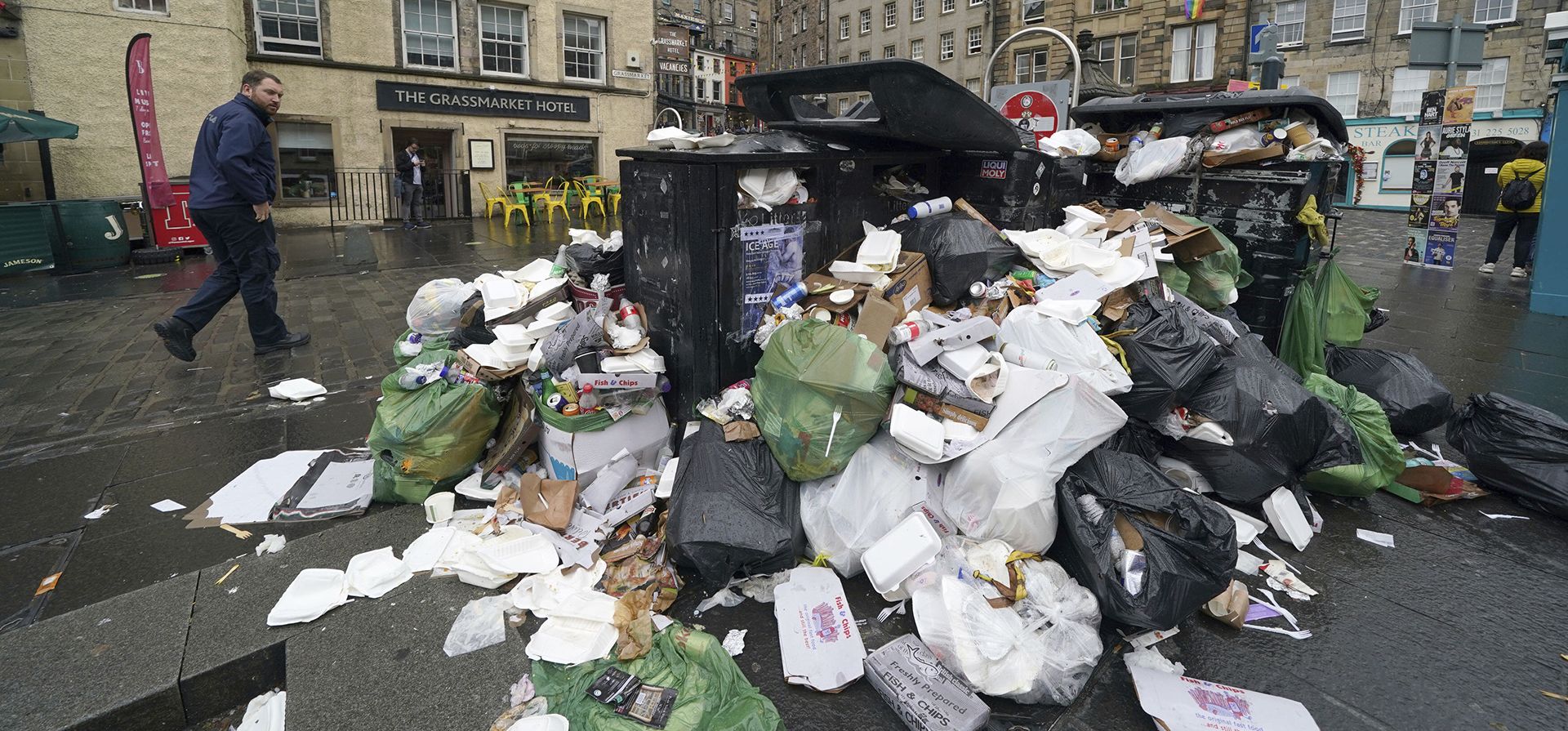 Una vista de contenedores desbordados en el área de Grassmarket de Edimburgo, donde los trabajadores de limpieza del Ayuntamiento de Edimburgo se encuentran en el cuarto día de once de la huelga, en Escocia, el miércoles 24 de agosto de 2022.