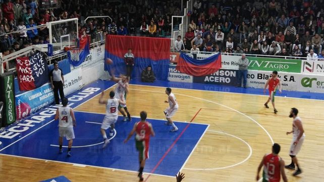 Olimpia sacó 10 puntos de ventaja en el primer tiempo ante Neptunia en la final del Torneo Provincial de Básquet. Foto UNO Lautaro López