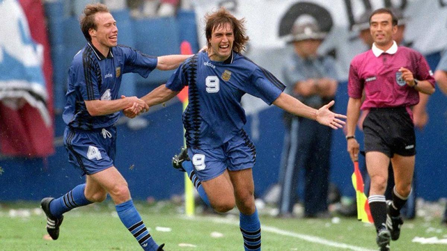 Gabriel Batistuta festeja junto a Roberto Sensini uno de sus goles ante Grecia en 1994.