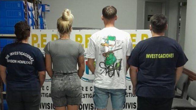 La pareja está acusada de tenencia de drogas con fines comerciales y tenencia ilegal de arma de fuego. Ella se declaró inocente del hecho. Tiene domiciliaria