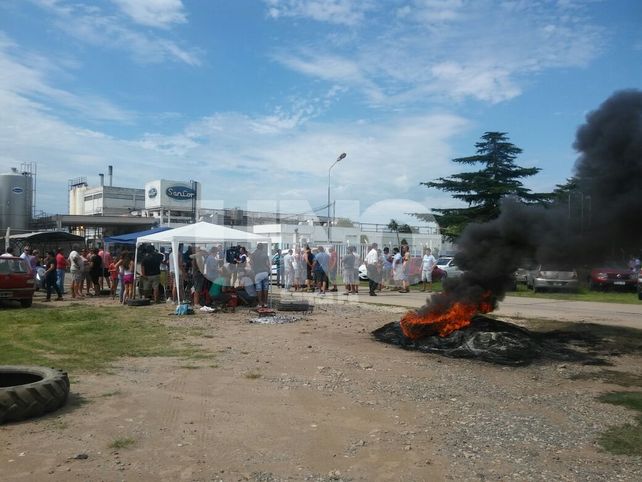 Trabajadores suspendidos de Sancor acampan en la planta