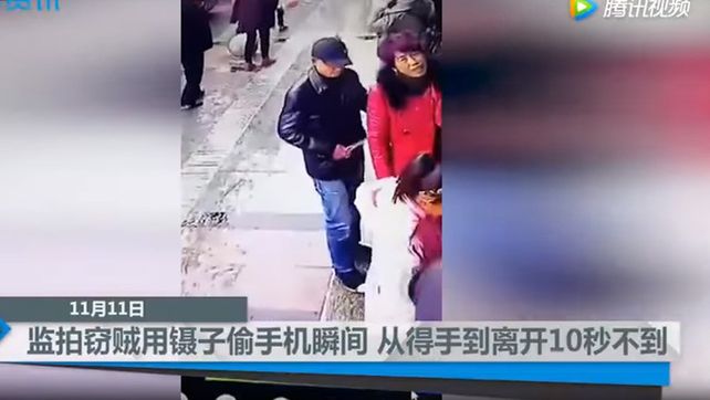 Un ingenioso ladrón robó un celular con mucha destreza