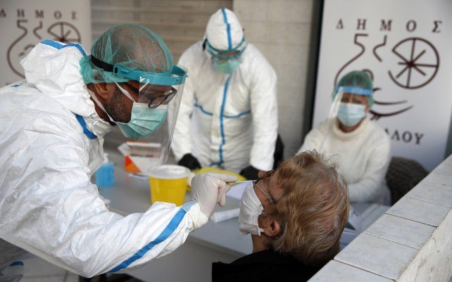 El personal médico realiza una prueba rápida de COVID en una anciana en Atenas. Grecia ha experimentado un importante resurgimiento del virus después del verano, lo que ha provocado decenas de muertes cada día y miles de nuevas infecciones.