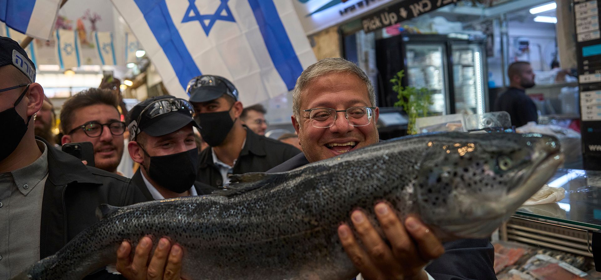El ministro de Seguridad Nacional de Israel, Itamar Ben-Gvir (en primer plano), sostiene un pescado durante una visita al mercado Mahane Yehuda de Jerusalén el miércoles 9 de septiembre de 2026, como parte de la campaña de su partido de cara a las elecciones generales de Israel. (Foto AP/Ohad Zwigenberg) El ministro de Seguridad Nacional de Israel, Itamar Ben-Gvir (en primer plano), sostiene un pescado durante una visita al mercado Mahane Yehuda de Jerusalén el miércoles 9 de septiembre de 2026, como parte de la campaña de su partido de cara a las elecciones generales de Israel. (Foto AP/Ohad Zwigenberg)