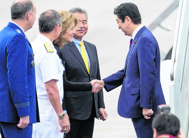 Saludo. Abe es recibido en Hawai por la embajadora Kennedy.