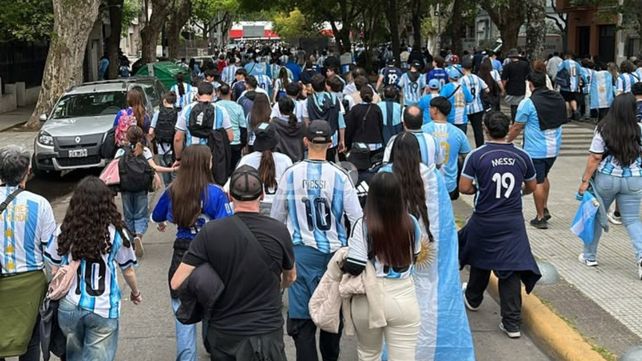 Despedida del 10. Hinchas santafesinos viajaron a Buenos Aires para acompañar a Lionel Messi en su último partido ante el público argentino.