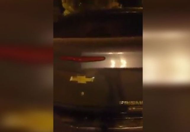 Indignante: encerró a su perro en el baúl del auto para ir al shopping