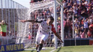 Carabajal festeja el segundo gol de Patronato.&nbsp;