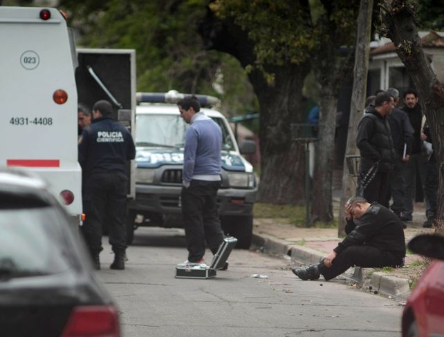 Los policías científicos trabajaban en busca de huellas en el camión. (NA)