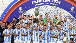 Messi levanta una nueva copa para la Argentina y sus compañeros lo festejan con todo.