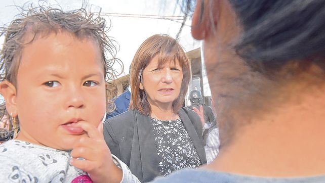 Madres doloridas. La ministra Patricia Bullrich escuchó el reclamo que motorizó el plan mientras se derrumbaba un búnker en la zona sur.