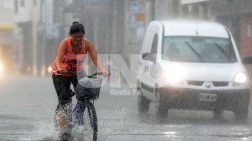Pasadas las 18, la tormenta llegó a la ciudad de Santa Fe con fuertes ráfagas de viento, mucha cantidad de agua caída en un corto periodo de tiempo y granizo en algunos barrios. Pasadas las 18, la tormenta llegó a la ciudad de Santa Fe con fuertes ráfagas de viento, mucha cantidad de agua caída en un corto periodo de tiempo y granizo en algunos barrios.