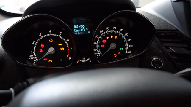 El tablero del auto cuenta con muchas señales que indican posibles fallas del sistema en el vehículo.