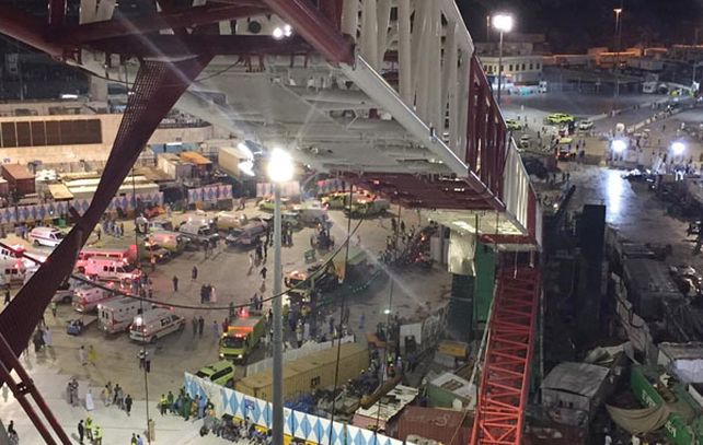 La pesada grúa cayó sobre el templo y provocó una tragedia.