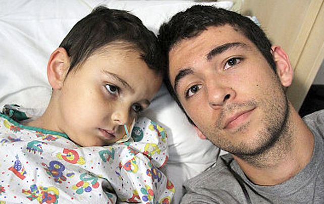 Desgarrador. Ashya King junto a uno de sus hermanos.