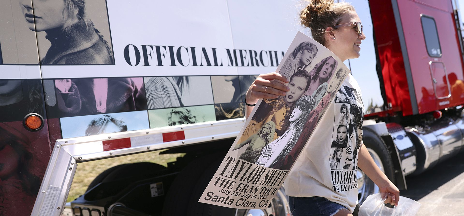 Los fanáticos de Taylor Swift compran productos del concierto afuera del Levi Los fanáticos de Taylor Swift compran productos del concierto afuera del Levi