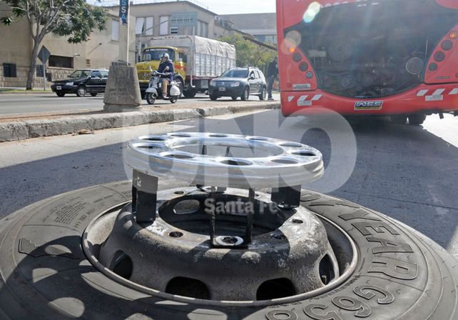 Un colectivo con pasajeros perdió una rueda en el macrocentro santafesino