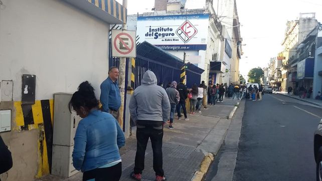 Hay largas colas en los bancos para cobrar jubilaciones y AUH
