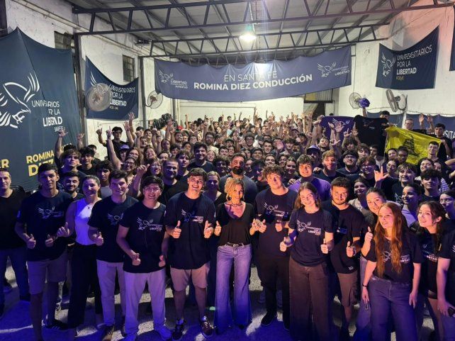 Los jóvenes libertarios festejaron tras la votación en la UNR.