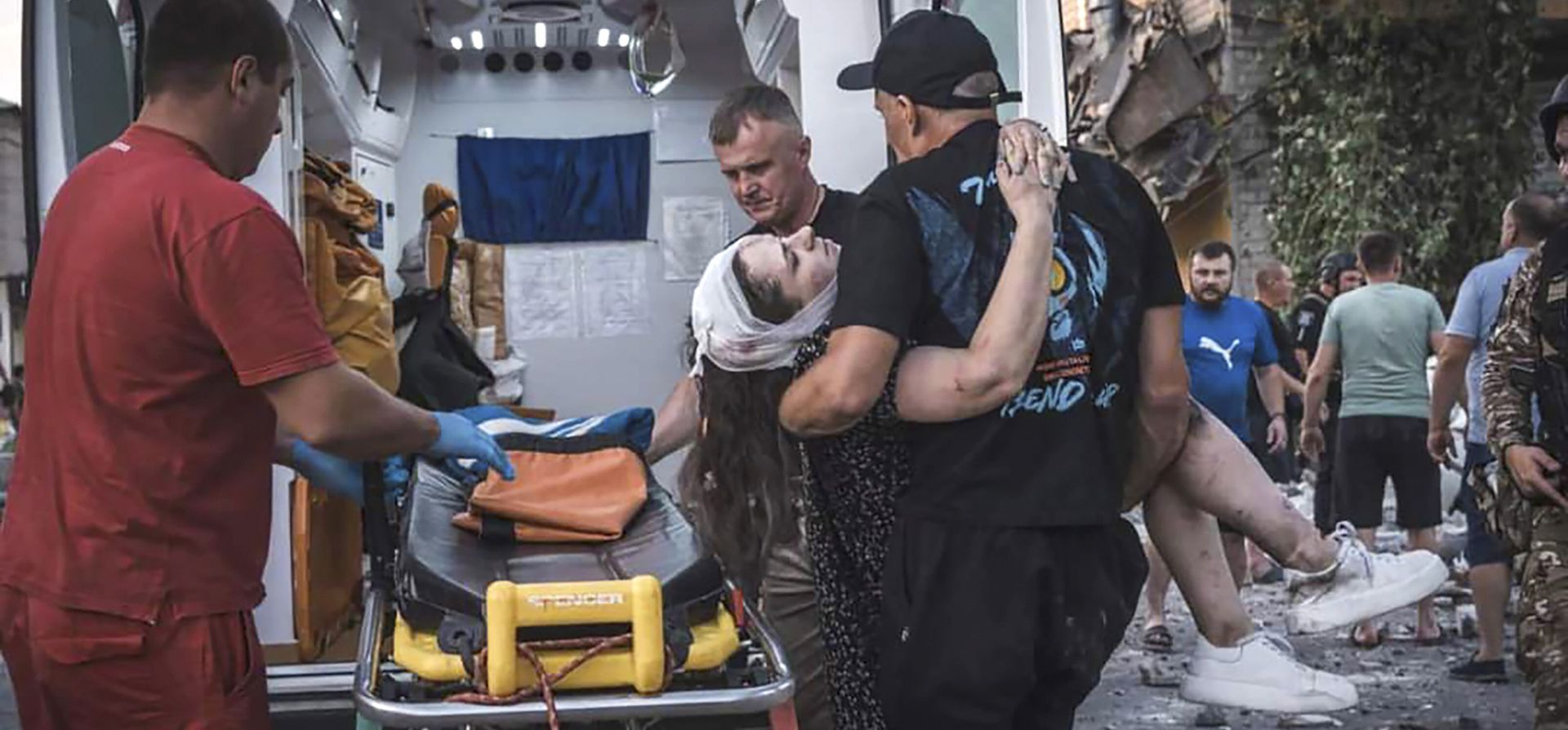 Pobladores cargan a una persona herida desde un edificio dañado después de los ataques con misiles rusos en Pokrovsk, región de Donetsk, Ucrania, el lunes 7 de agosto de 2023. (Servicio de Emergencia de Ucrania vía AP Photo) Pobladores cargan a una persona herida desde un edificio dañado después de los ataques con misiles rusos en Pokrovsk, región de Donetsk, Ucrania, el lunes 7 de agosto de 2023. (Servicio de Emergencia de Ucrania vía AP Photo)