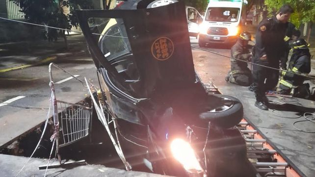 El taxi quedó incrustado en un pozo en Callao y Mendoza. 