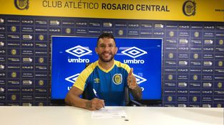 Todo bien. Pulgar arriba, Montoya estampa su firma en el contrato que lo ligará a Central por un año.