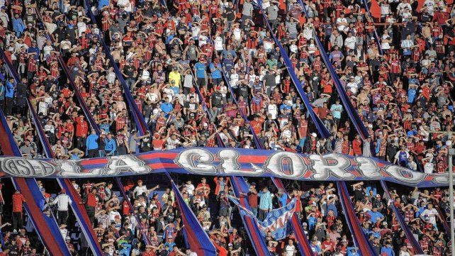 La barra brava de San Lorenzo se metió al entrenamiento para apretar a los jugadores.