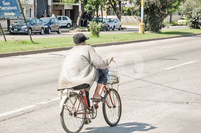 A pedalear. Es común ver tanto en San Pantaleón como en Ciudadela Norte este tipo de imágenes. Hacer los mandados en estos vehículos es una tradición que no se pierde a pesar del paso del tiempo.