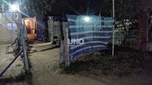 Rosario: balearon a dos hombres en una pescadería desde un auto en movimiento en el Remanso Valerio