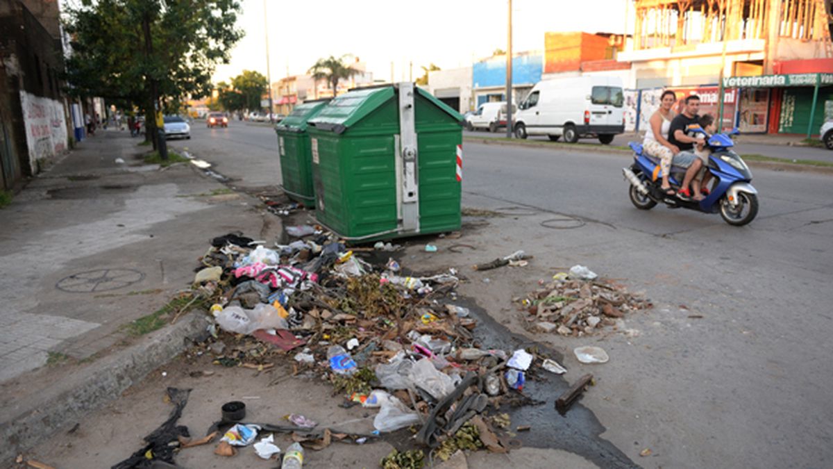 Contenedores repletos de basura y calles sucias, postales de la zona norte