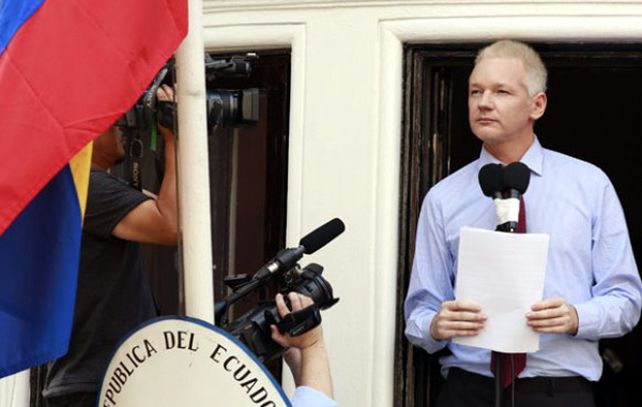 Assange sufre una afección pulmonar que podría agravarse, afirmaron