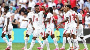 Inglaterra goleó 3-0 a Costa Rica.