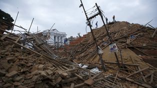 Terremoto mata a cientos de personas en Nepal y causa avalacha en el Everest
